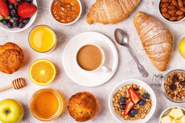 Petit-déjeuner avec croissants frais, jus d'orange et café