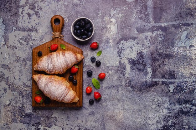 Petit déjeuner avec croissants et fruits frais