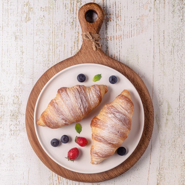 Petit déjeuner avec croissants et fruits frais