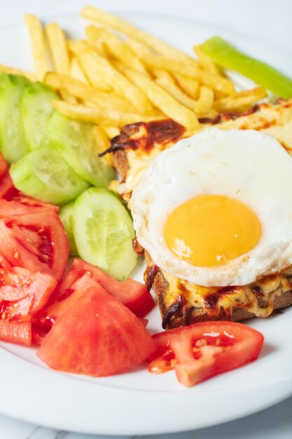 Photo le petit déjeuner, la cuisine française, le croque-maman, le sandwich, le gros plan.