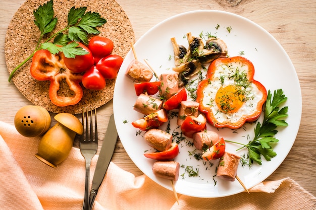 Petit déjeuner cuisiné - œufs brouillés, saucisses et poivrons