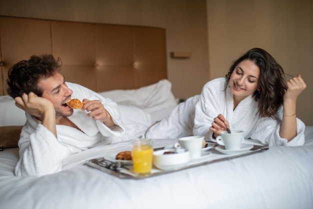 Petit déjeuner dans le lit