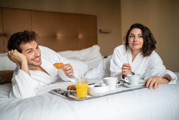 Petit déjeuner dans le lit