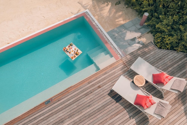 Petit-déjeuner dans la piscine Petit-déjeuner flottant dans un complexe tropical de luxe Fond de voyage en couple