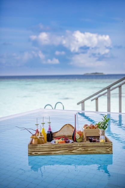 Petit-déjeuner dans la piscine, petit-déjeuner flottant dans un luxueux complexe tropical. Table reposante au calme