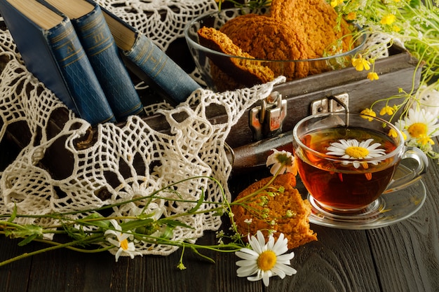 Petit déjeuner dans un style rétro avec des herbes fraîches et du thé