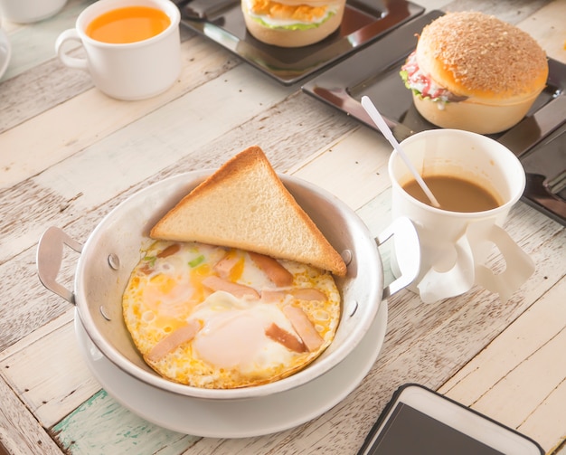 Petit déjeuner dans le style thaï