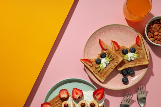 Petit-déjeuner ou déjeuner savoureux pour les toasts pour enfants que l'enfant peut emporter avec lui