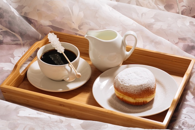 petit-déjeuner avec un délicieux café frais cristalline sucre lait froid et beignet sucre en poudre