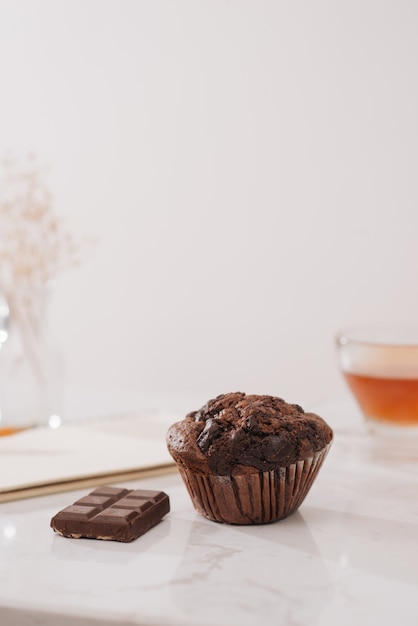 Petit-déjeuner avec de délicieux muffins et du thé faits maison.