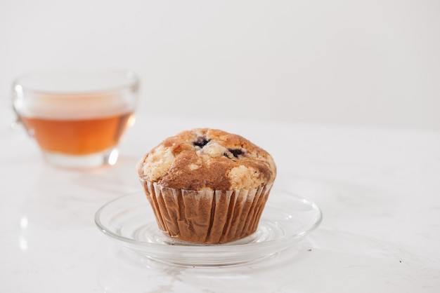 Petit-déjeuner avec de délicieux muffins et du thé faits maison.