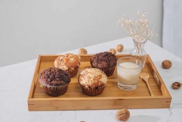 Petit-déjeuner avec de délicieux muffins frais faits maison et du lait.