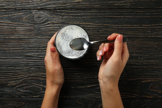 Petit-déjeuner avec délicieux pudding au chia