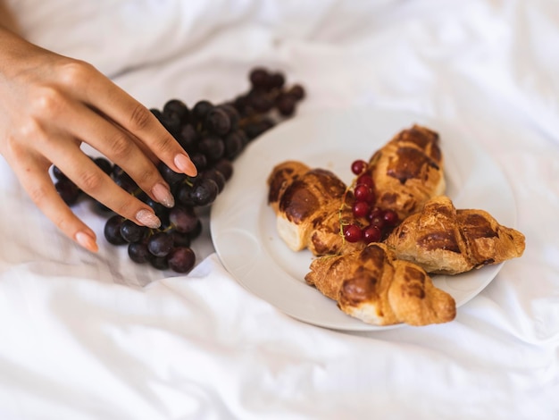 Petit déjeuner délicieux et sain au lit