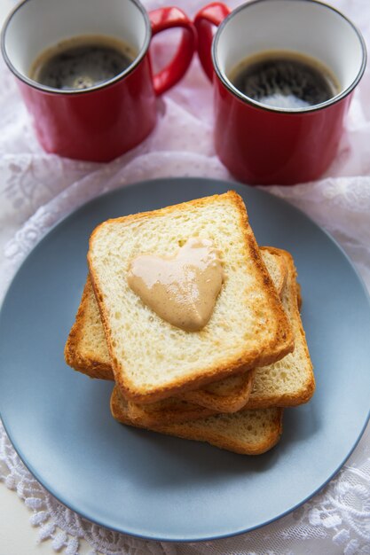 Petit déjeuner délicieux et sain. Café, toast au beurre d'arachide.