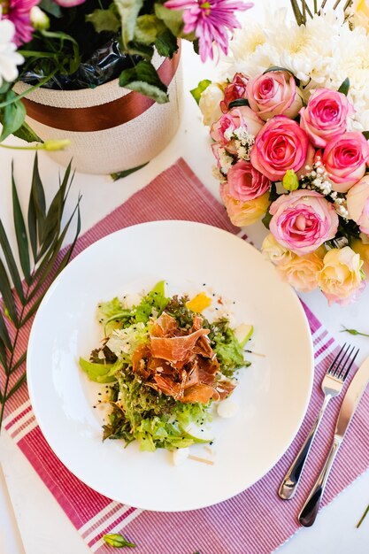 Petit déjeuner délicieux de salade de célébration