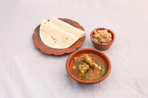 Petit-déjeuner Desi Mutton nalli nihari Halwa et chapatti servis dans un plat isolé sur fond vue de dessus du petit-déjeuner bangladesi