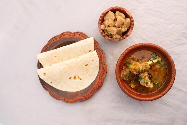 Petit-déjeuner Desi Mutton nalli nihari Halwa et chapatti servis dans un plat isolé sur fond vue de dessus du petit-déjeuner bangladesi