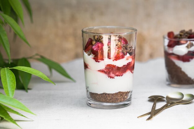 Petit-déjeuner dessert parfait en couches avec biscuit éponge au yaourt et fraise fraîche fond blanc copie espace