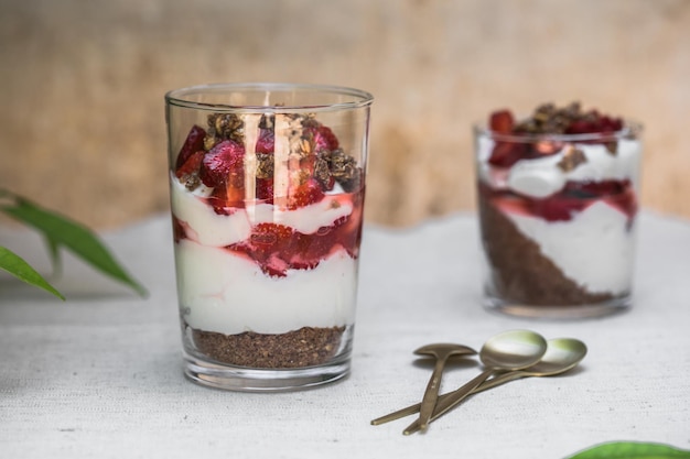 Petit-déjeuner dessert parfait en couches avec biscuit éponge au yaourt et fraise fraîche fond blanc copie espace