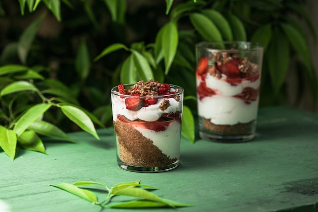 Petit-déjeuner dessert parfait en couches avec biscuit éponge au yaourt et fraise fraîche fond blanc copie espace