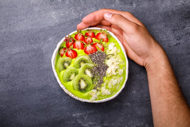 Petit déjeuner Detox Green Smoothie Bowl avec des baies fraîches