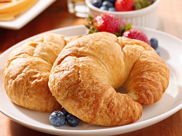 Petit-déjeuner avec deux croissants et des baies