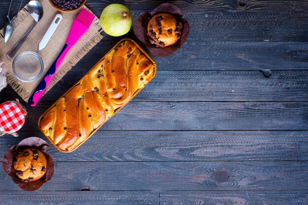 Petit Déjeuner Avec Différentes Pâtisseries Et Fruits Sur Un Bois