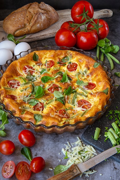 Le petit déjeuner le dimanche matin. Omelette au four avec haricots verts, tomates, herbes et fromage.