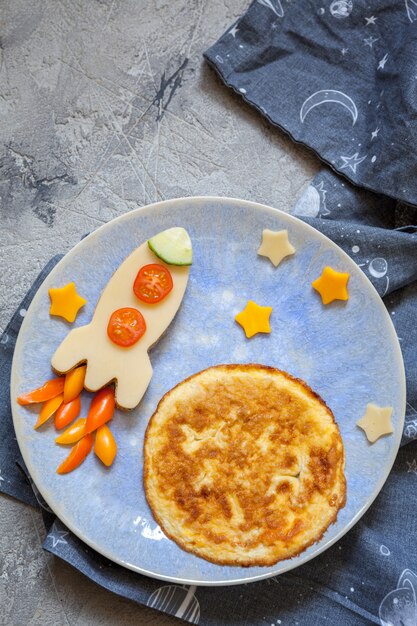 Petit-déjeuner drôle pour enfants avec sandwich au fromage et une omelette