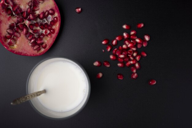 Photo petit déjeuner avec du lait et de la grenade