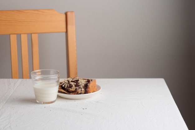 Petit-déjeuner avec du lait et un morceau de pain