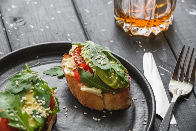 Le petit déjeuner du matin à l'avocat.