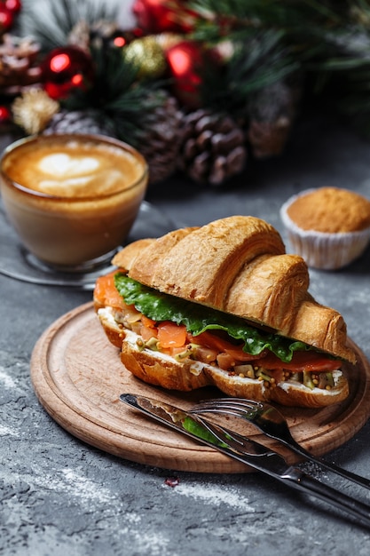 Petit-déjeuner du Nouvel An avec des croissants. Croissant du Nouvel An au poisson rouge et avocat