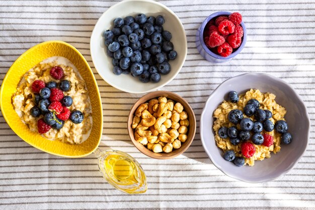 Petit-déjeuner des écoliersDélicieuse bouillie avec des baies et du sirop pour une bonne nutritionVégétarien