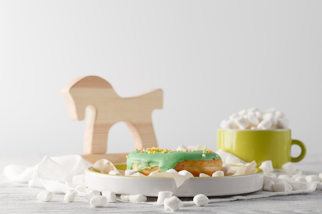 Petit-déjeuner enfant avec beignet vert et mini guimauve