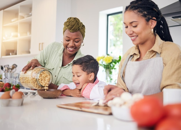 Petit-déjeuner enfant et famille gay dans la cuisine à domicile cuisiner pour apprendre le développement et l'amour Adoption de femmes ou de parents lesbiennes ou lgbtq et d'un jeune enfant heureux ensemble pour des céréales ou de la nourriture avec de l'aide