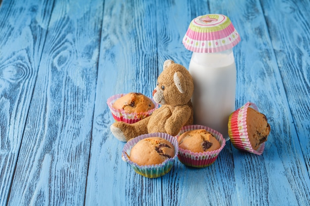 Petit-déjeuner enfant avec lait et muffins