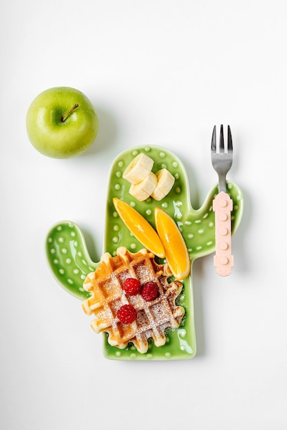 Petit-déjeuner des enfants. Assiette en forme de cactus avec gaufres et fruits. Idée de nourriture pour les enfants.