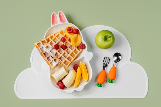 Petit-déjeuner des enfants. Jolie assiette en forme de lapin avec gaufres et fruits. Idée de nourriture pour les enfants.