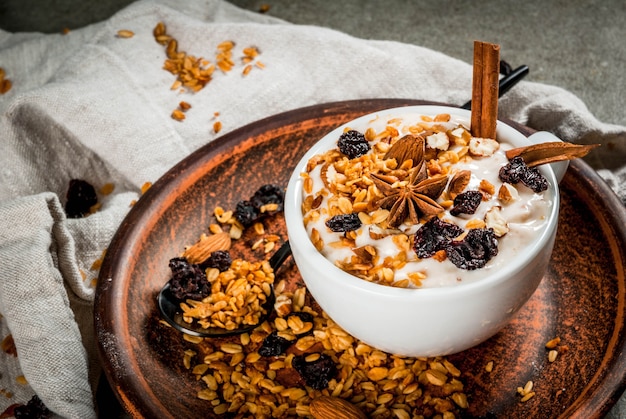 Petit déjeuner épicé d'automne et d'hiver avec granola,