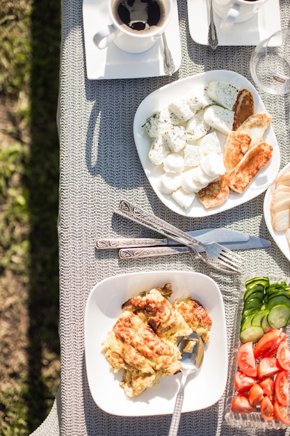 Petit déjeuner équilibré sain de fromage, biscuits et fruits frais sur la table du petit déjeuner dans une maison de ferme