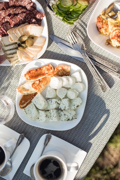 Petit déjeuner équilibré sain de fromage, biscuits et fruits frais sur la table du petit déjeuner dans une maison de ferme