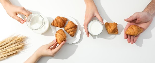 Le petit déjeuner est un concept alimentaire savoureux, le lait avec des produits de boulangerie.