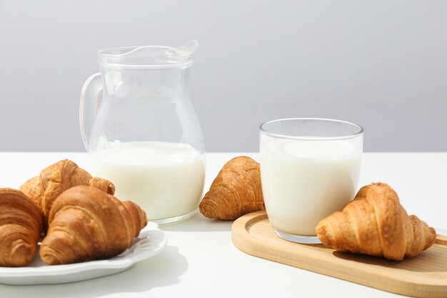 Le petit déjeuner est un concept alimentaire savoureux, le lait avec des produits de boulangerie.