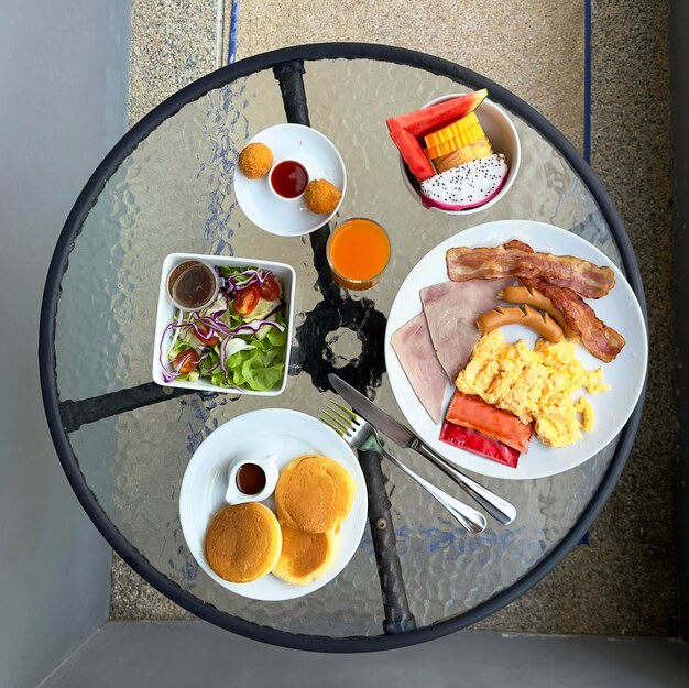 Le petit-déjeuner est un ensemble de plats sains servis dans un complexe tropical