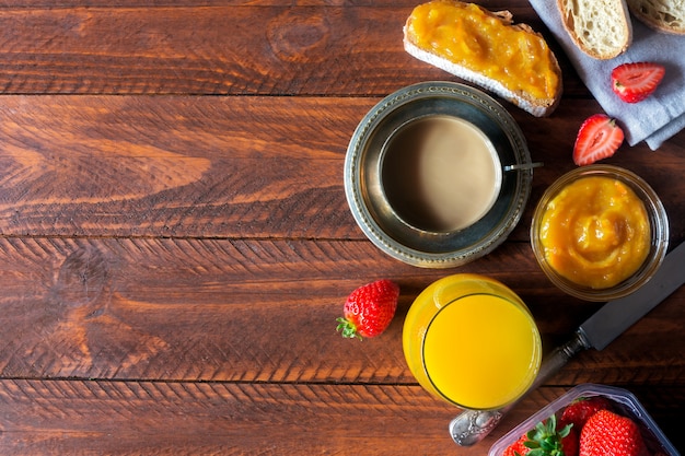 Petit déjeuner européen traditionnel