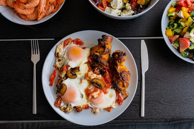 petit-déjeuner à l'extérieur petit-déjeuner avec œufs et viande petit-déjeuner à l'extérieur en été petit-déjeuner d'été sur