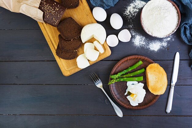 Un petit déjeuner facile, des œufs rôtis et des asperges.