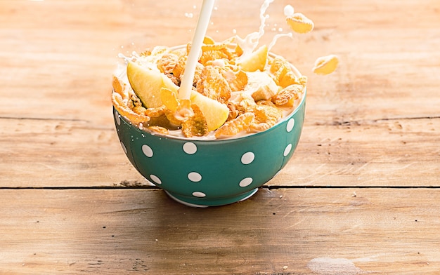 Petit-déjeuner fait maison sain de chute de muesli et de lait, pommes, fruits frais